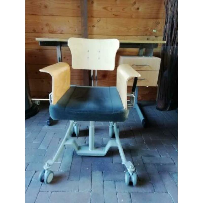 Speciaal bureau (met uitsparing) en stoel