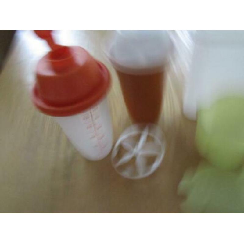 Tupperware milkshaker shaker , 2 stuks met voorraad kan