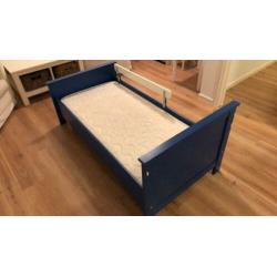 Jongensbed blauw 150x70 incl matras en 2 sets dekbedovertrek