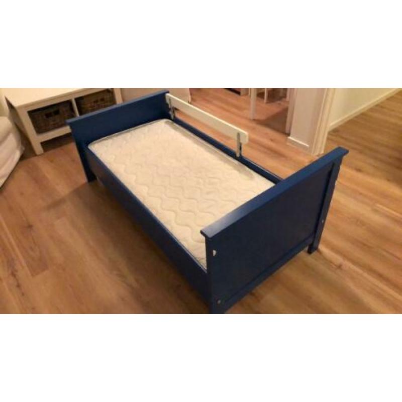 Jongensbed blauw 150x70 incl matras en 2 sets dekbedovertrek