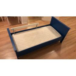 Jongensbed blauw 150x70 incl matras en 2 sets dekbedovertrek