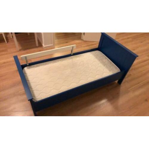 Jongensbed blauw 150x70 incl matras en 2 sets dekbedovertrek