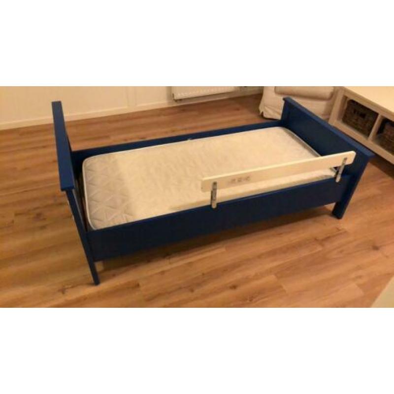 Jongensbed blauw 150x70 incl matras en 2 sets dekbedovertrek