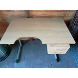Speciaal bureau (met uitsparing) en stoel