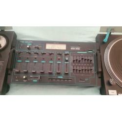 Te koop 2 platen spelers en een mengpaneel