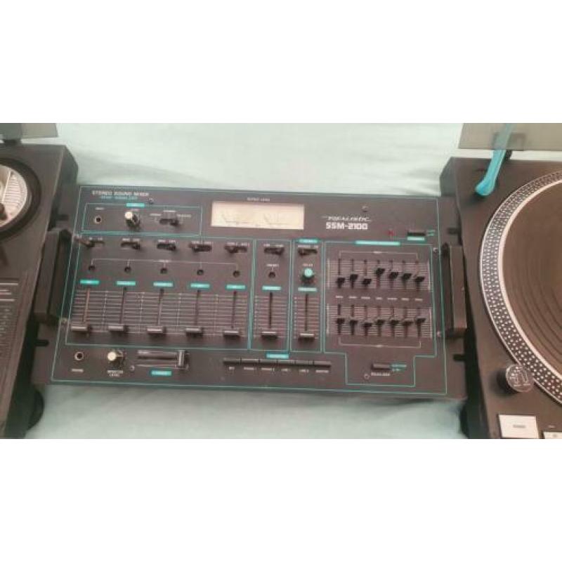 Te koop 2 platen spelers en een mengpaneel