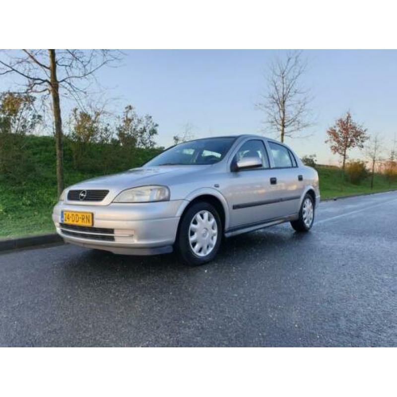 Opel Astra 1.6 I 16V SDN 1999 Grijs