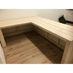 Groot houten hoekbureau