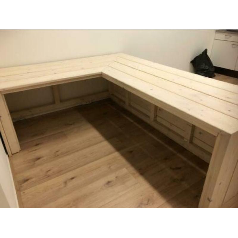 Groot houten hoekbureau