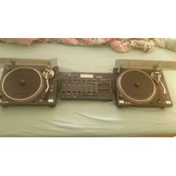 Te koop 2 platen spelers en een mengpaneel