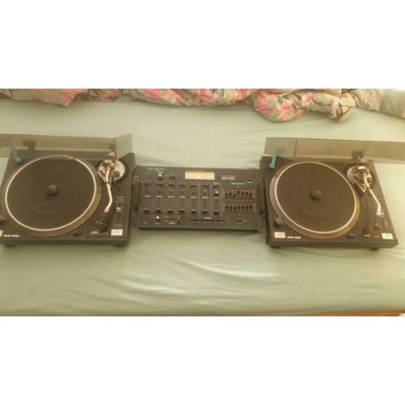 Te koop 2 platen spelers en een mengpaneel