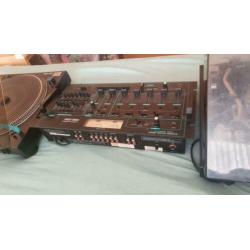 Te koop 2 platen spelers en een mengpaneel