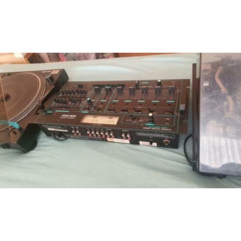 Te koop 2 platen spelers en een mengpaneel