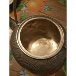 Theepot/ keteltje legering uniek Antiek?
