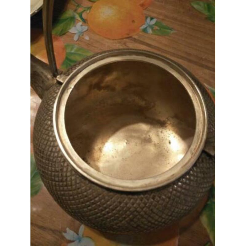 Theepot/ keteltje legering uniek Antiek?