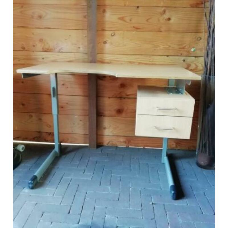 Speciaal bureau (met uitsparing) en stoel
