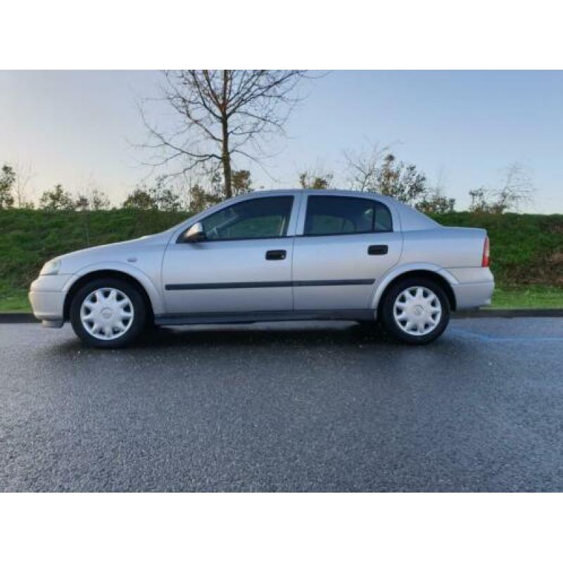 Opel Astra 1.6 I 16V SDN 1999 Grijs