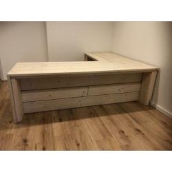 Groot houten hoekbureau