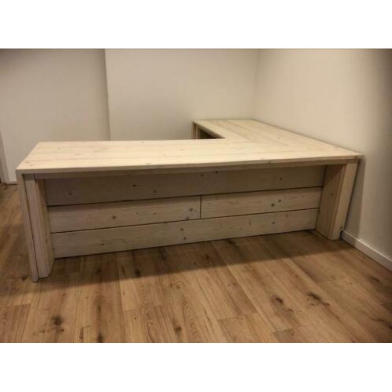 Groot houten hoekbureau