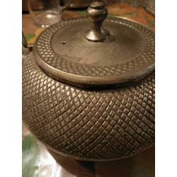 Theepot/ keteltje legering uniek Antiek?