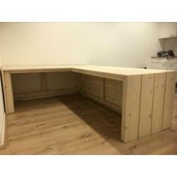 Groot houten hoekbureau