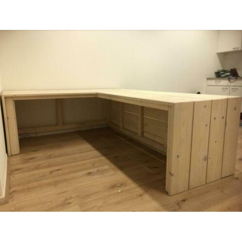 Groot houten hoekbureau