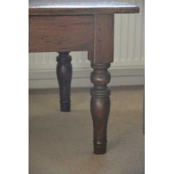 Salontafel van antiek hout