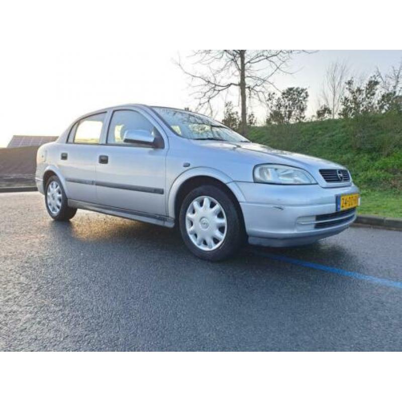 Opel Astra 1.6 I 16V SDN 1999 Grijs