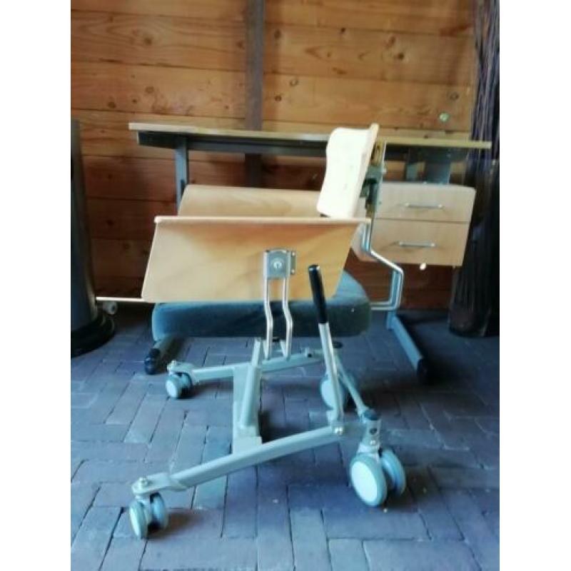 Speciaal bureau (met uitsparing) en stoel