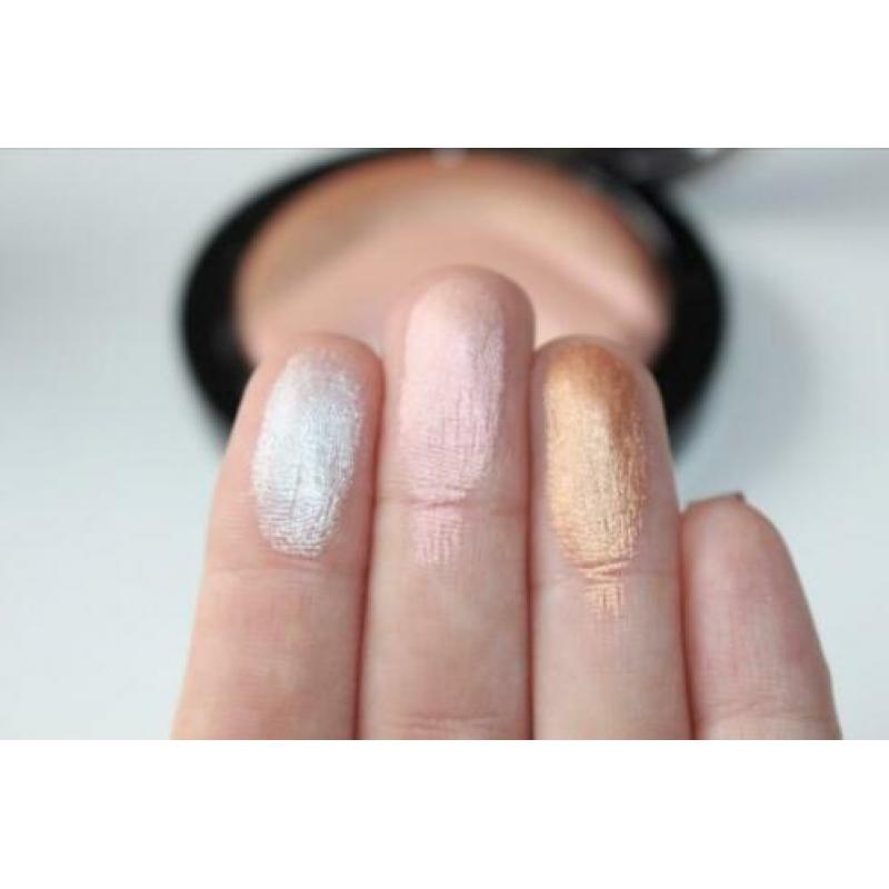 MAC Cosmetics - Otherearthly Highlighter LE