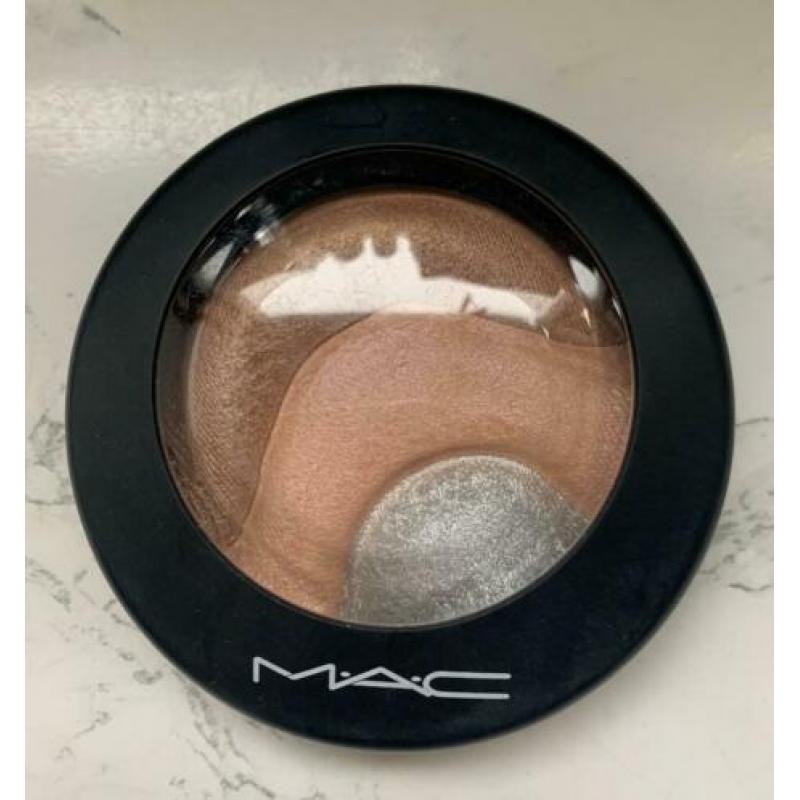 MAC Cosmetics - Otherearthly Highlighter LE