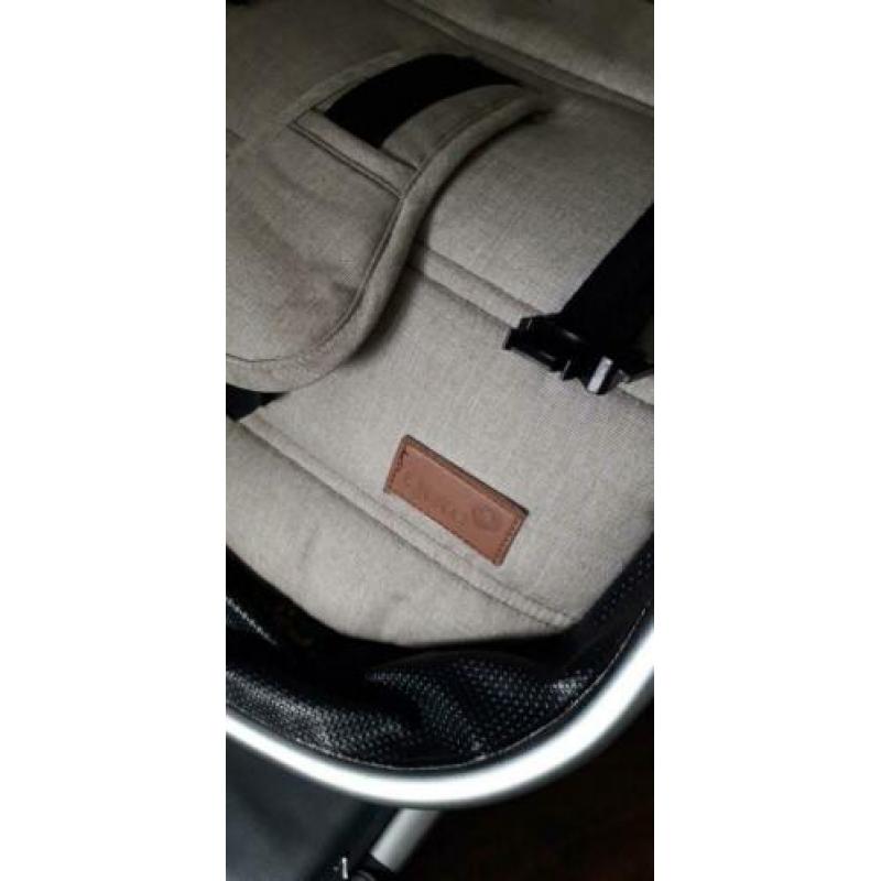 cute beige/taupe een jaar oud. niet intensief gebruikt.