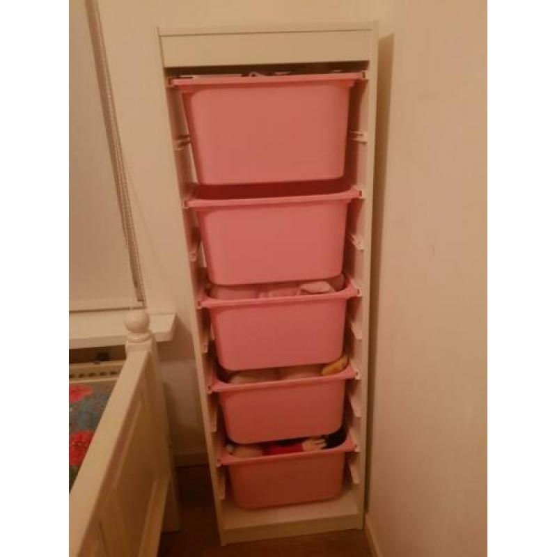 Witte Ikea Trofast opbergkast met roze bakken