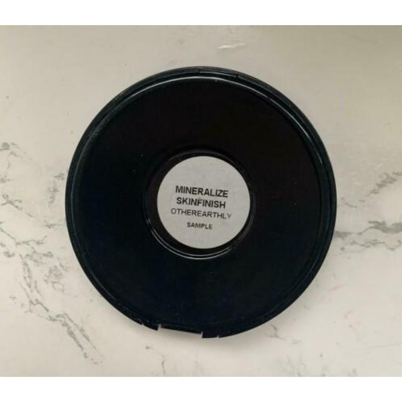 MAC Cosmetics - Otherearthly Highlighter LE