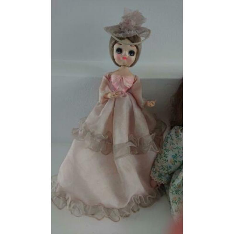 oude poppen roze is 32 cm, groen jurkje is 38cm
