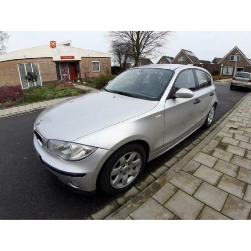 BMW 116i zilvergrijs slechts 152.000 km nieuwe banden, APK,