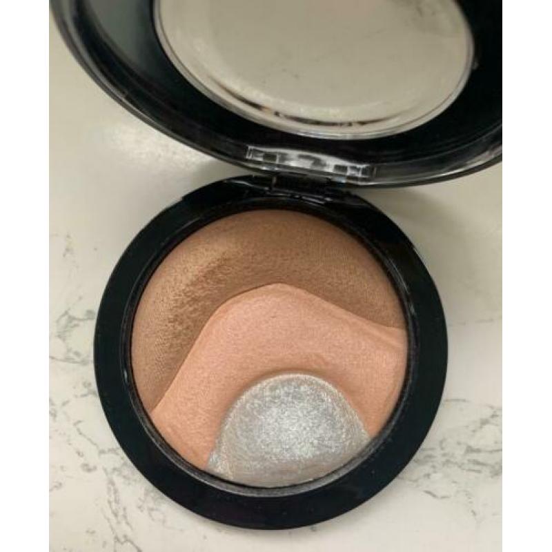 MAC Cosmetics - Otherearthly Highlighter LE