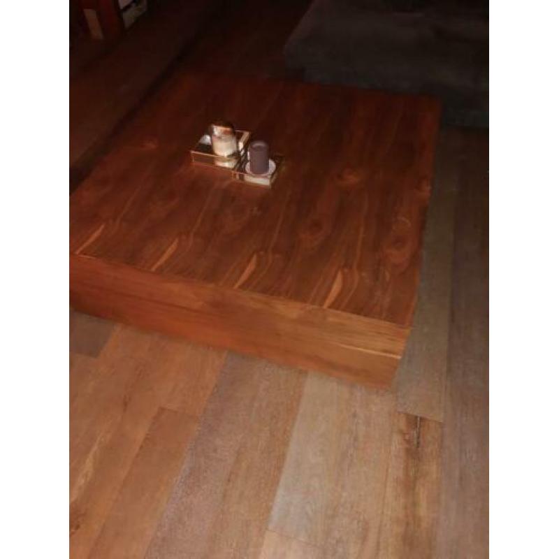 Grote salontafel vierkant van hout 1.20x1.20