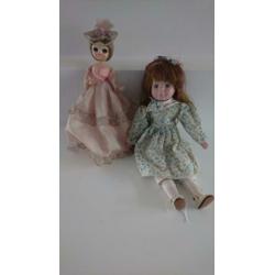 oude poppen roze is 32 cm, groen jurkje is 38cm