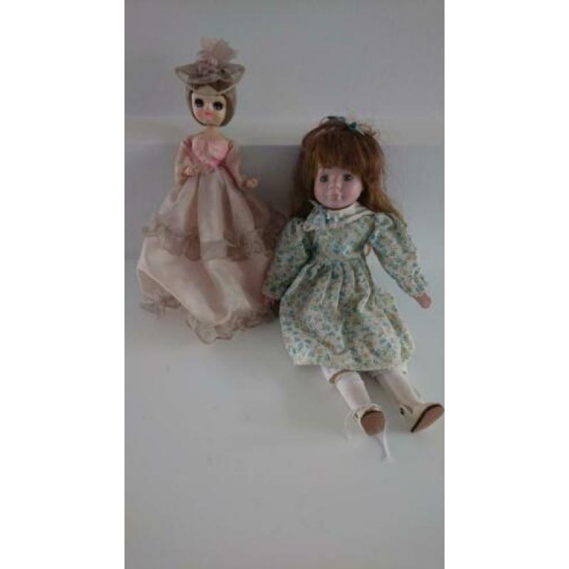 oude poppen roze is 32 cm, groen jurkje is 38cm