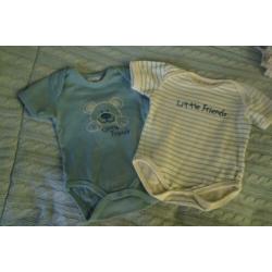 2 baby wear blauw en wit rompertjes met korte mouw maat 62