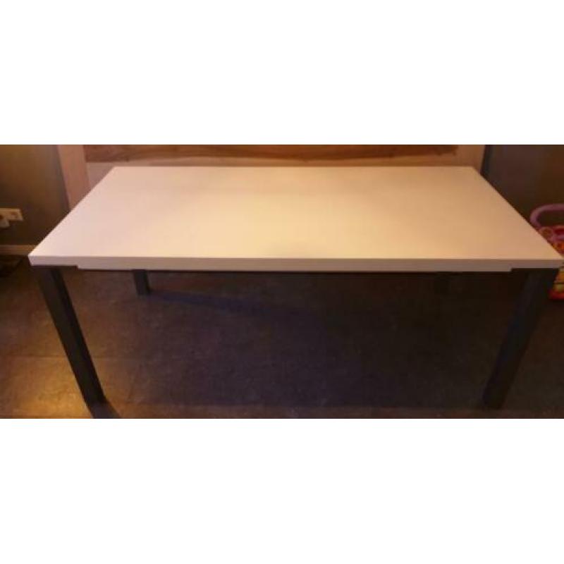 Hoogglans witte eettafel