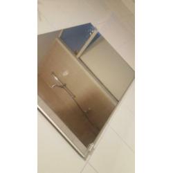 Wastafel met planchet en spiegel