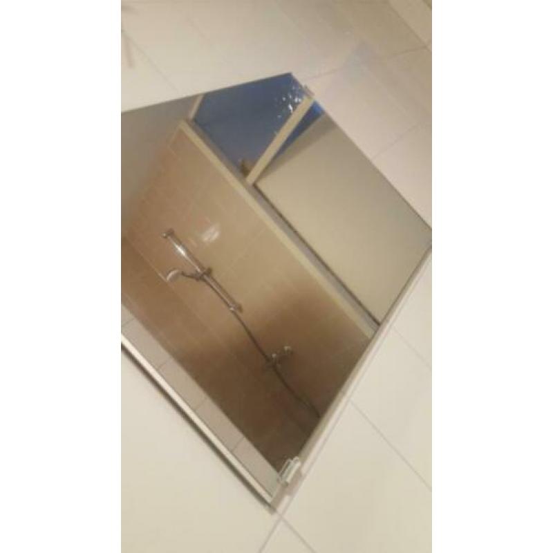 Wastafel met planchet en spiegel