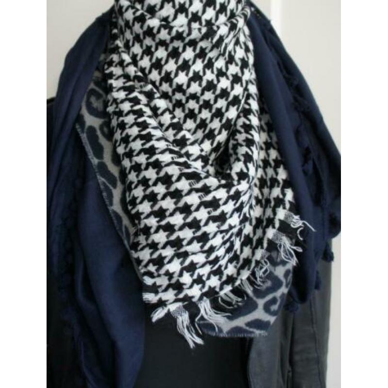 Mooie grote sjaals in grijs en donkerblauw, nieuw!