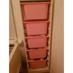 Witte Ikea Trofast opbergkast met roze bakken
