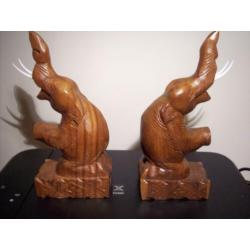 houten beelden. 2 zittende oliefanten.