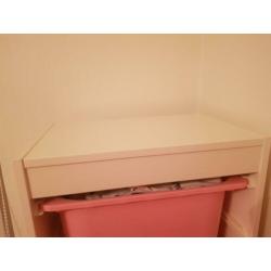 Witte Ikea Trofast opbergkast met roze bakken