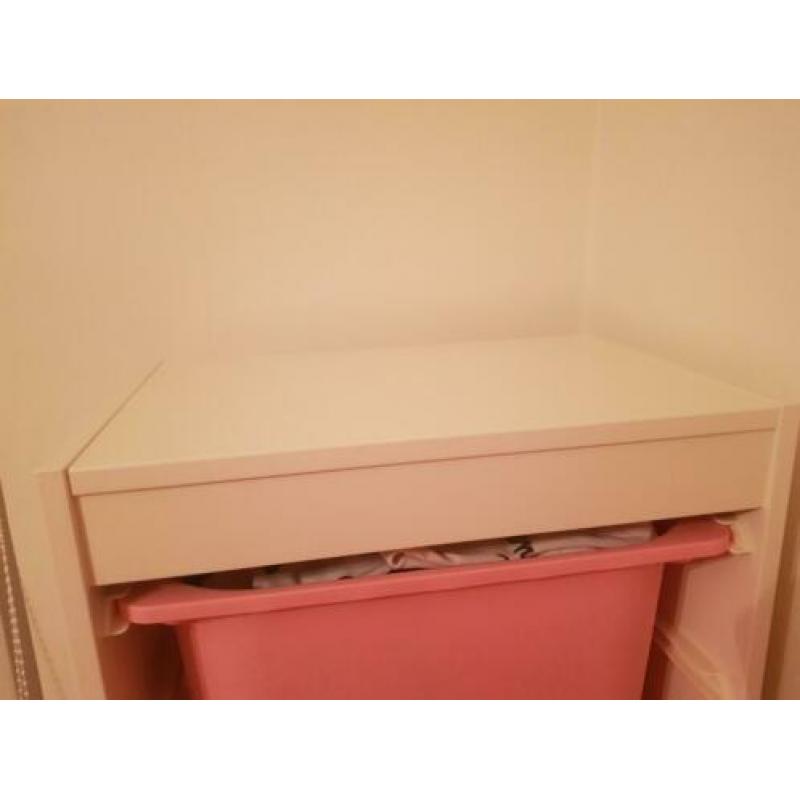 Witte Ikea Trofast opbergkast met roze bakken