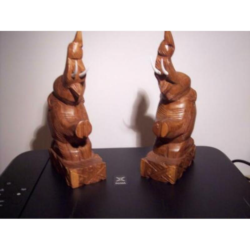 houten beelden. 2 zittende oliefanten.